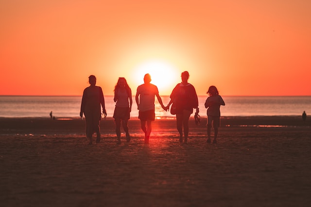 Familie en vrienden op het strand